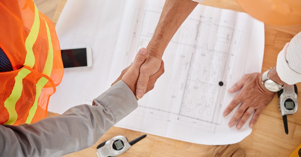 Garantía de cumplimiento normativo (NSR-10, RETIE), gestión documental y transparencia.